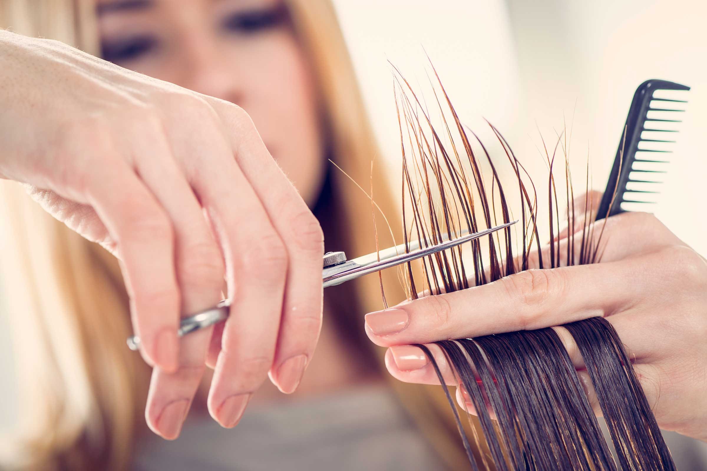 Your hairdresser: secret dermatologist