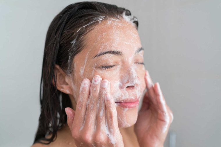 10-soap-Things-You-Must-Never-Ever-Do-to-Your-Skin,-According-to-Dermatologists_428920975-Maridav