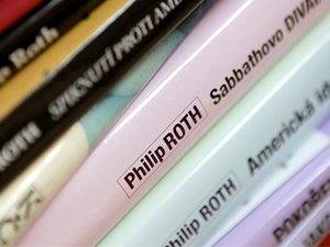 Philip Roth attempts to edit his own Wikipedia page