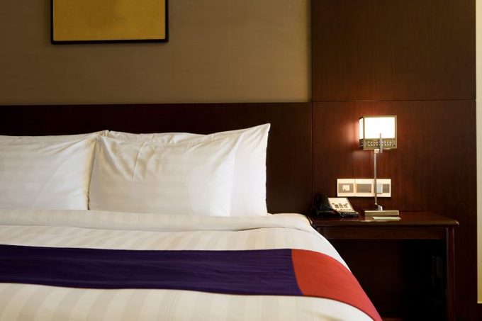 13 things your hotel desk clerk wont tell you king bed