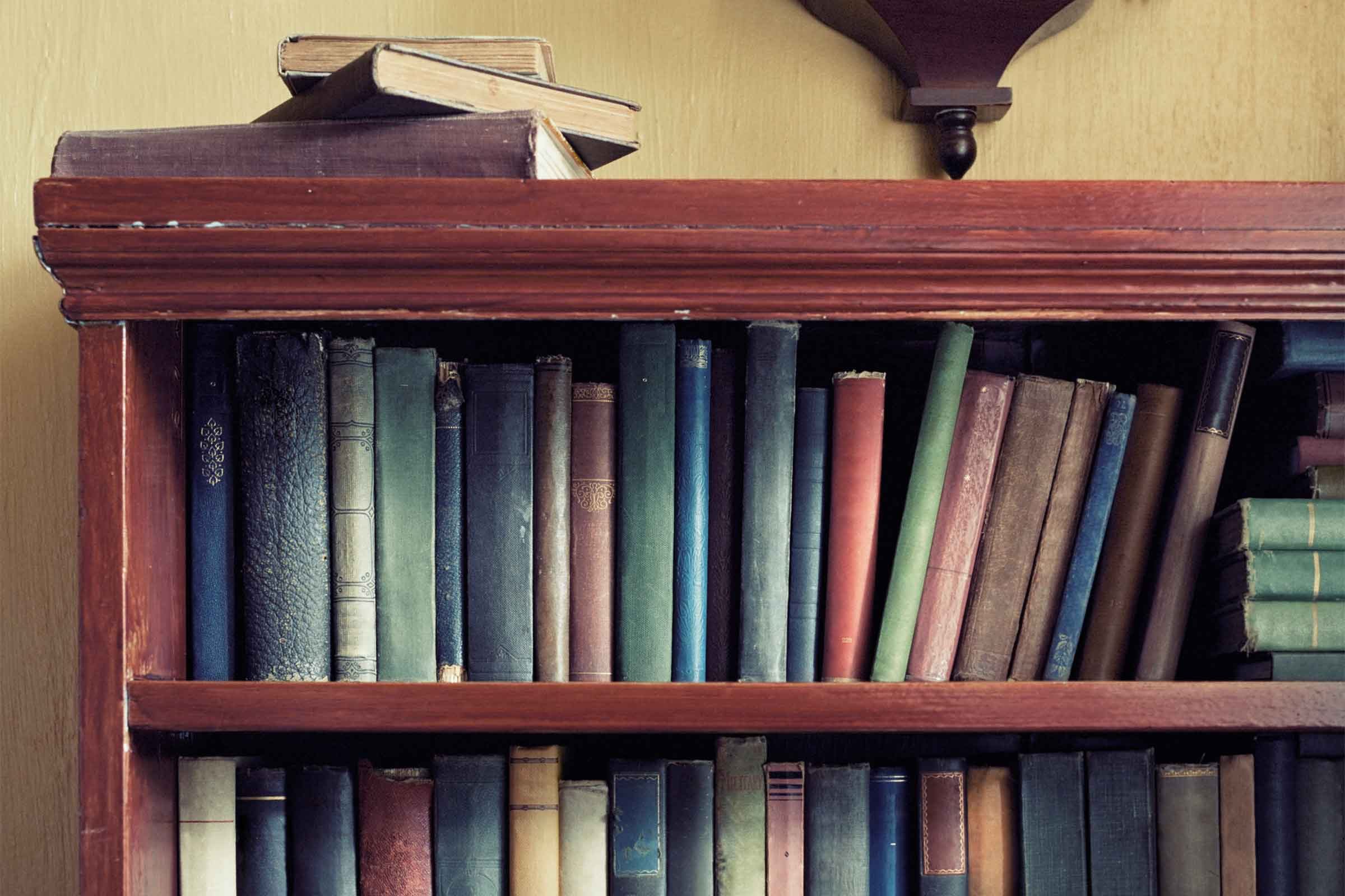 How To Decorate A Bookshelf 8 Expert Tricks Reader S Digest