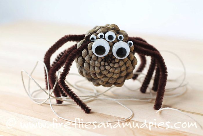 03-kids-halloween-crafts-pinecone-spider