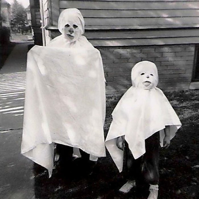 _ghosts-brilliant-vintage-halloween-costumes