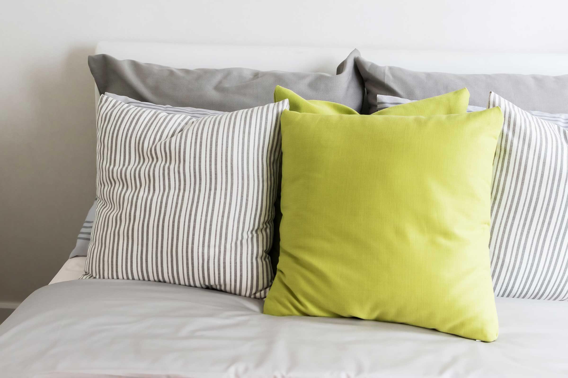 10 Easy Ways To Store Your Bed Throw Pillows At Night