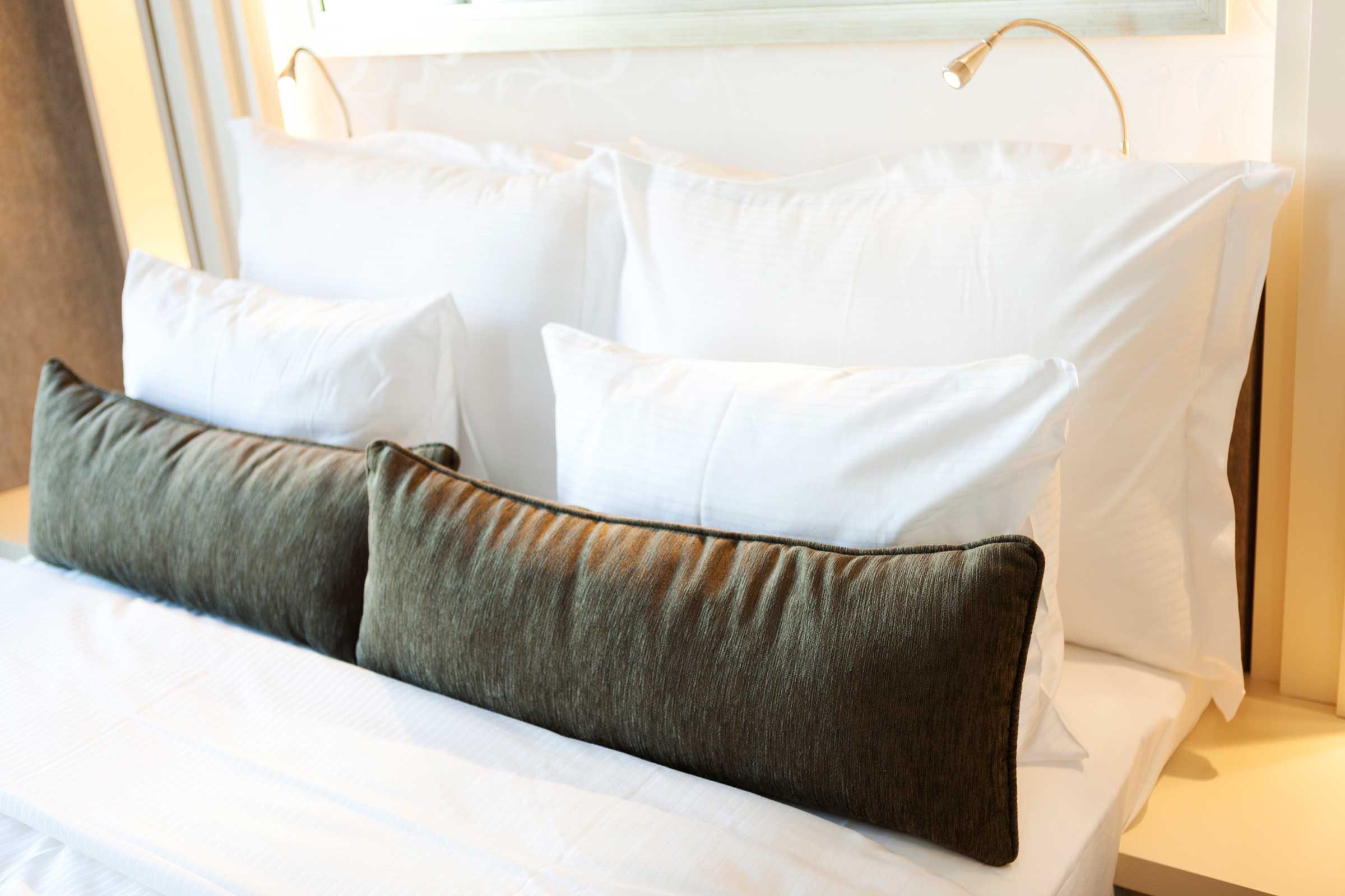 https://www.rd.com/wp-content/uploads/2016/11/01-The-Little-Secret-to-Perfectly-Fluffed-Hotel-Like-Pillows_175480084_gokhanilgaz.jpg?fit=640%2C427