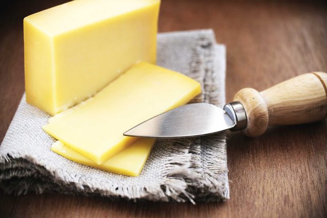 your_ultimate_guide_throwing_succesfuly_wine_cheese_party_knife_cheese