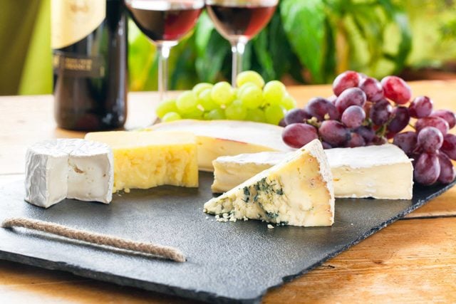 our_ultimate_guide_throwing_succesfuly_wine_cheese_party_variety