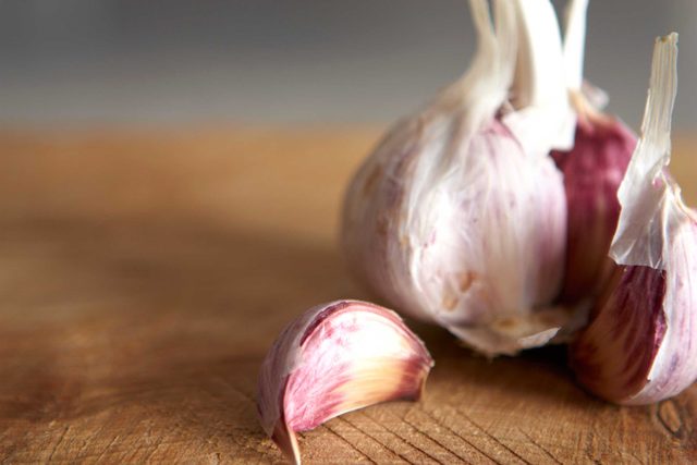 four-tricks-to-getting-that-garlic-smell-off-your-hands