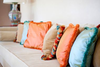 06_Pillows_Entertaning_Tips_small_homes