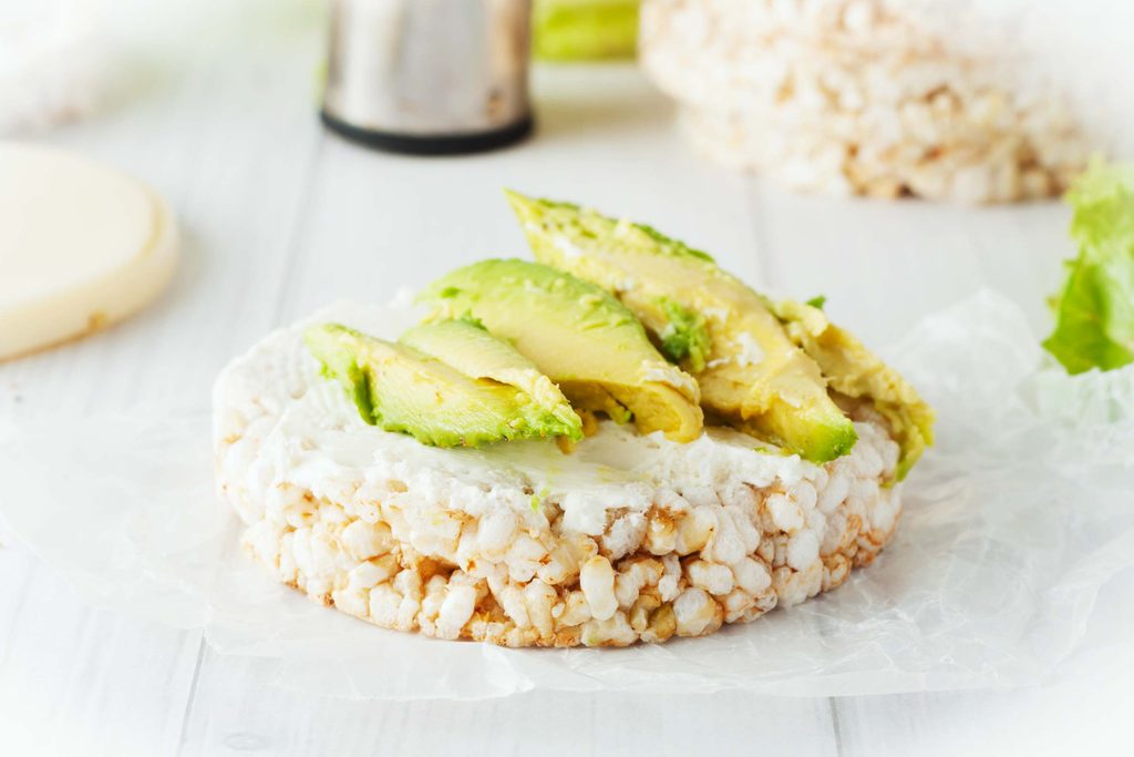 tasty healthy snacks | avocado rice cakes