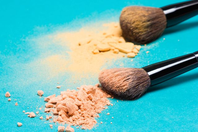 Mistakes-You're-Making-While-Putting-Makeup-on-at-Your-Desk