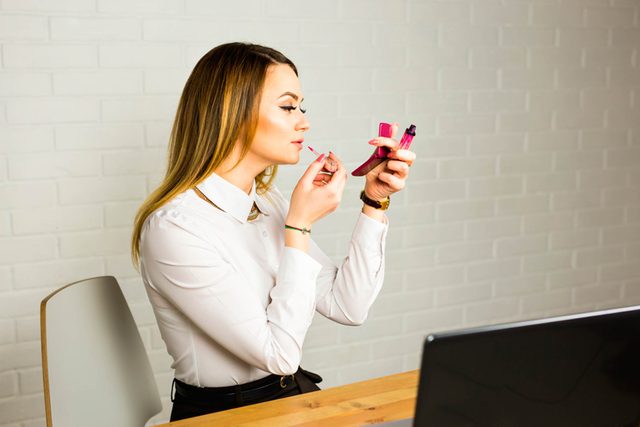 Mistakes-You're-Making-While-Putting-Makeup-on-at-Your-Desk