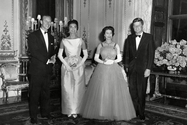 When-Jackie-Kennedy-Met-the-Queen_7665070wj-HistoriaREXShutterstock