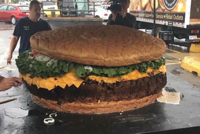 01-The-Biggest-Burger-in-the-World-Is-1,774-Pounds-and-Ready-for-You-to-Order-at-This-Restaurant-Mallies-Sports-Grill-and-Bar