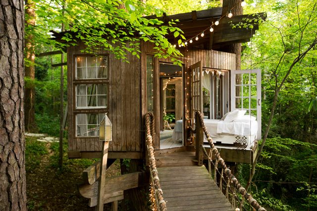 02-step-inside-the-tree-house-thats-the-most-popular-listing-on-airbnb