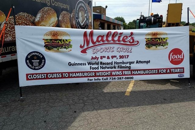 04-The-Biggest-Burger-in-the-World-Is-1,774-Pounds-and-Ready-for-You-to-Order-at-This-Restaurant-Mallies-Sports-Grill-and-Bar