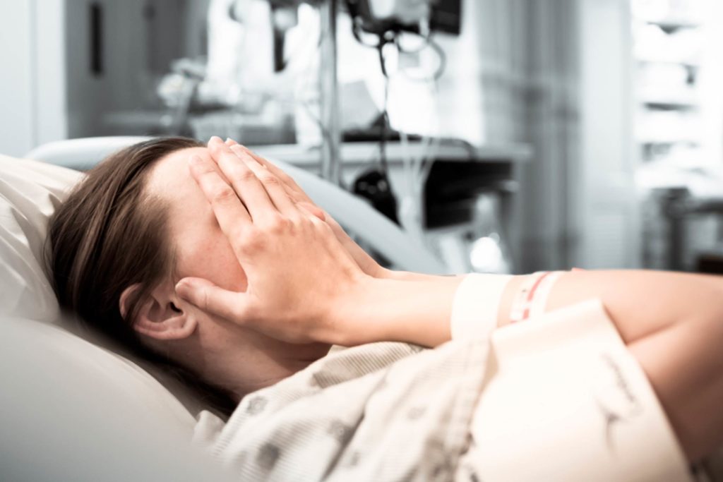 Things-You-Should-NEVER-Do-When-Visiting-Someone-in-the-Hospital