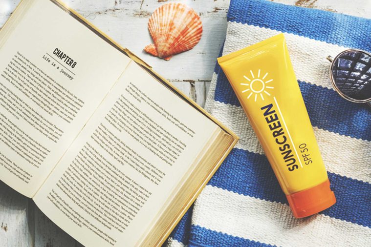 02-apply-sunscreen-Things-You-Must-Never-Ever-Do-to-Your-Skin,-According-to-Dermatologists_479934409-Rawpixel.com