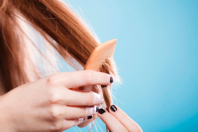 03-7 Super-Damaging Hair Combing Mistakes You Don't Even Know You're Making_644318665