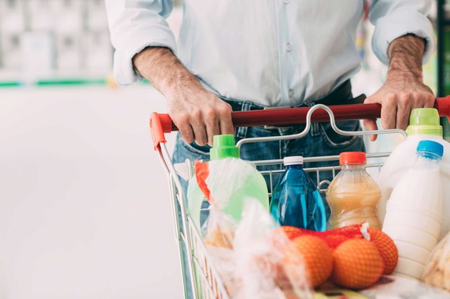 07-Research Shows That Men and Women Grocery Shop Differently. Do You Agree?_563097151-Stokkete