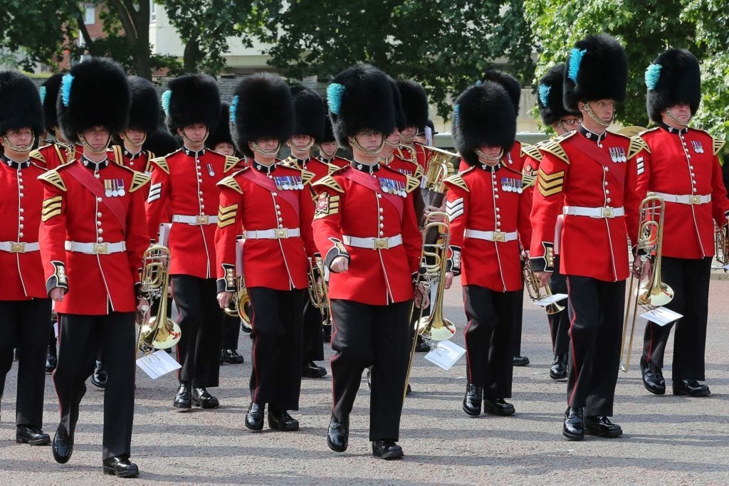 Fascinating Facts About The Queens Guard Readers Digest - queens guard uniform history