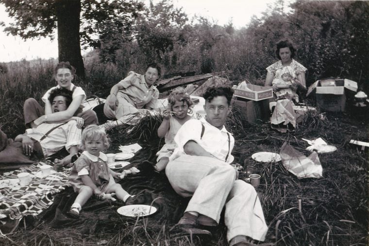 01-This-is-What-Picnics-Were-Like-in-the-1950s-Wendell-Gladstone_Reminisce-extra-760x506.jpg