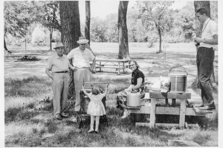 02-This-is-What-Picnics-Were-Like-in-the-1950s-Dulcie-Shoener_Reminisce-Extra-760x506.jpg