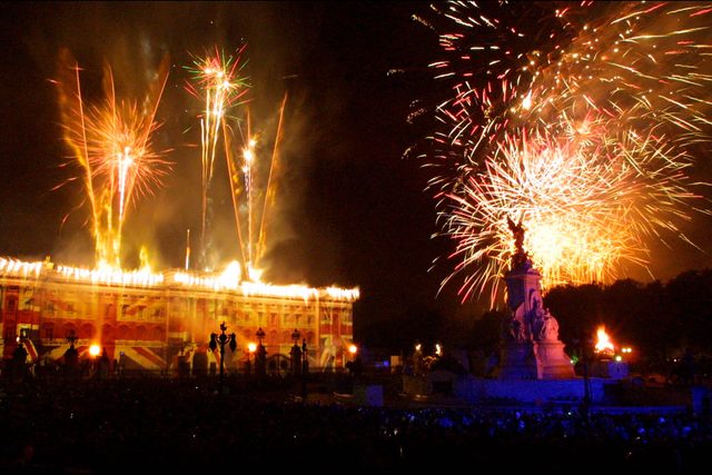 05-fireworks-rarely-seen-buckingham-palace-editorial-2423271a-David-Sandison-The-Independent-REX-Shutterstock