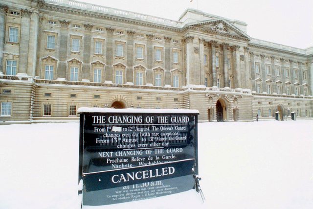 10-snow-rarely-seen-buckingham-palace-editorial-181512b-REX-Shutterstock