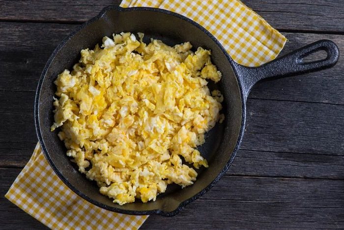 this-is-the-best-way-to-make-fluffy-scrambled-eggs-257986229-marcin-jucha-ft