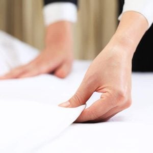 This-Is-the-Real-Reason-Why-Hotels-Use-White-Bedsheets_327603341_Joey-Chung-ft