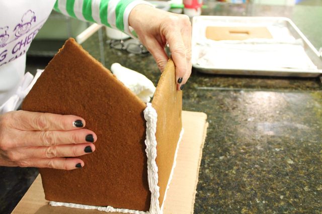 Your-Step-by-Step-Guide-to-the-Perfect-Gingerbread-House