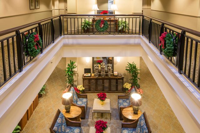 Charming-Historic-Hotels-that-Light-up-the-Holiday-Season