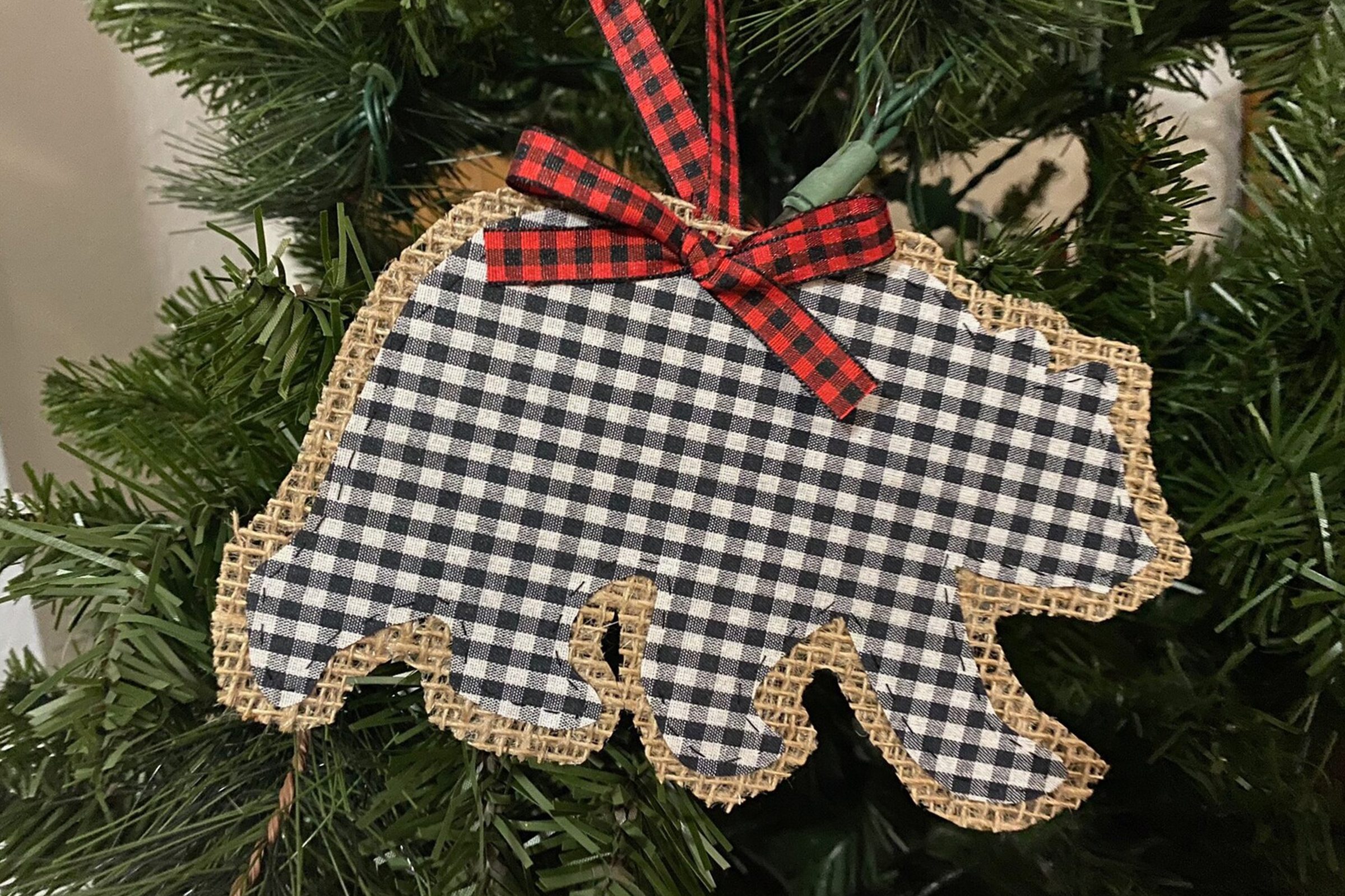 60 Pieces Wooden Tag Labels Christmas Wishes Tree Ornament Plaid Printed Wood Hanging Ornament Buffalo Wood Plaid Hanging Tag Merry Peace Joy Hanging Tag with Jute Ropes for Christmas Tree Decoration