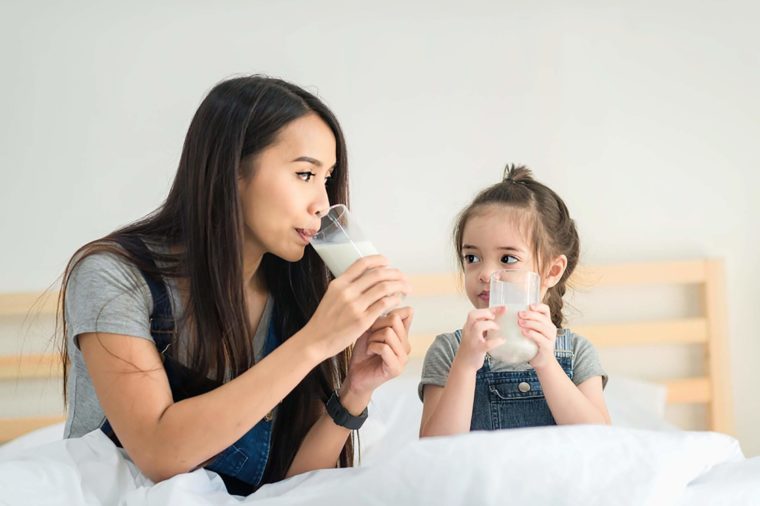 mother-daughter-drinking-milk