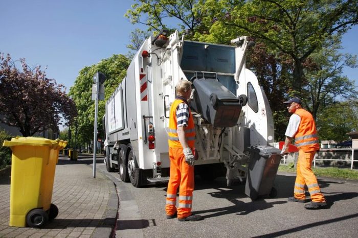 Refuse collection, rubbish bins from private households being emptied, Gelsendienste, Gelsenkirchens public utility company, North Rhine-Westphalia, Germany, Europe
