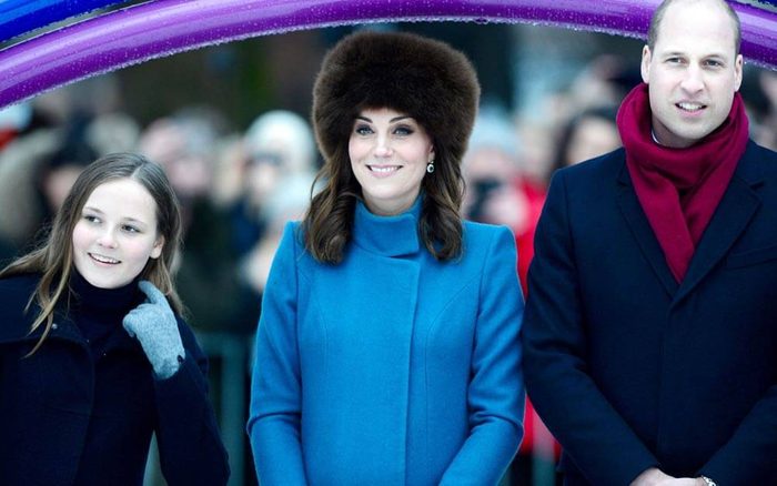 Why-Kate-Middleton-Can’t-Take-Her-Coat-Off-in-Public_9351216j_SilverHubREX-ft