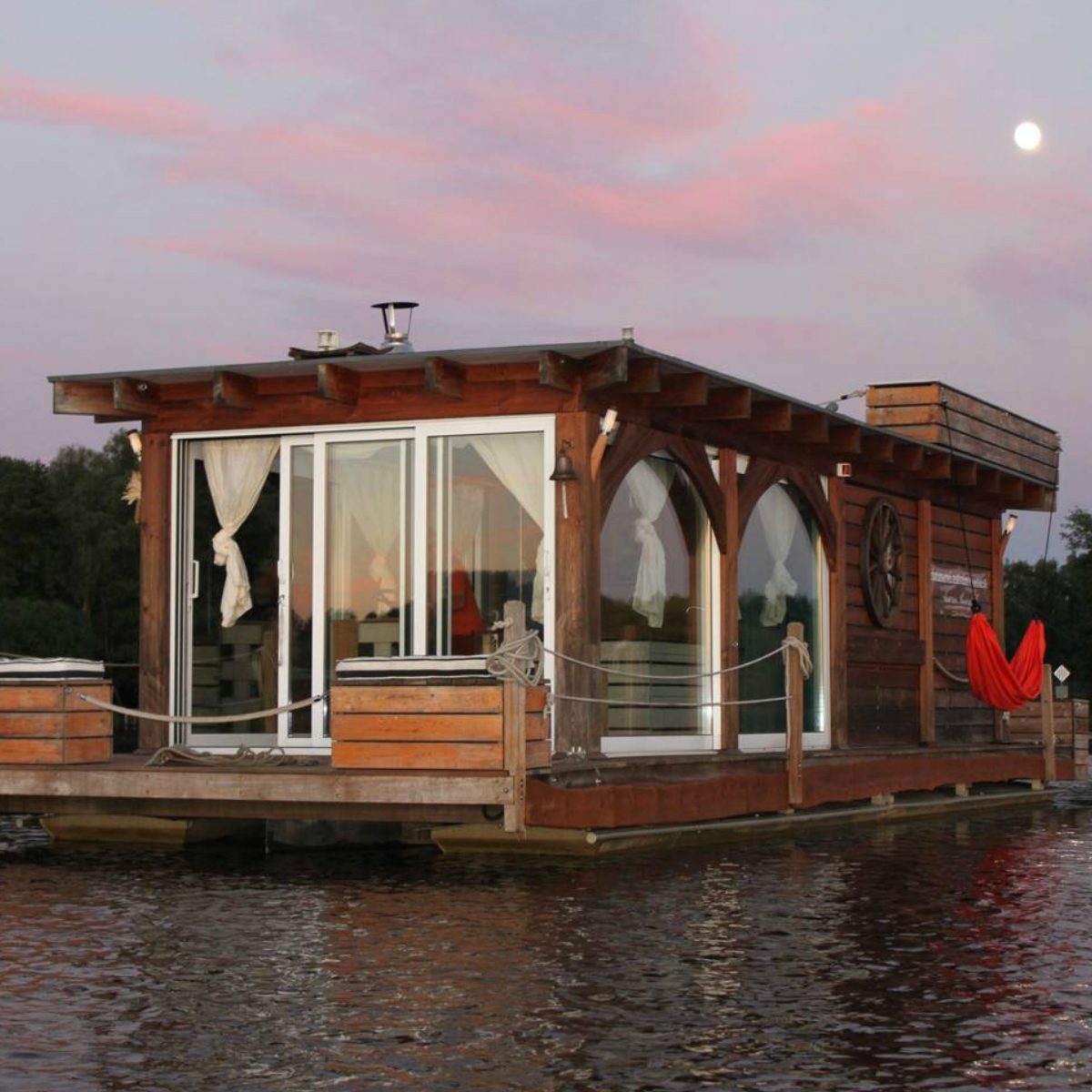 These 50 iAirbnbi Houseboats Are Like Living in a Floating 