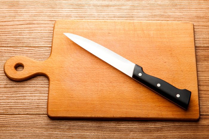 the knife on the kitchen Board