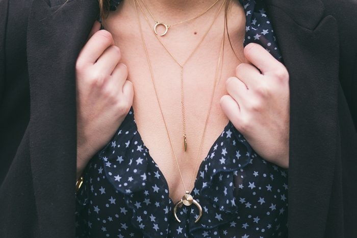perfect fall outfit accessories. fashion blogger wearing a black elegant coat, a v-neck see through shirt and a beautiful and trendy golden chain necklace