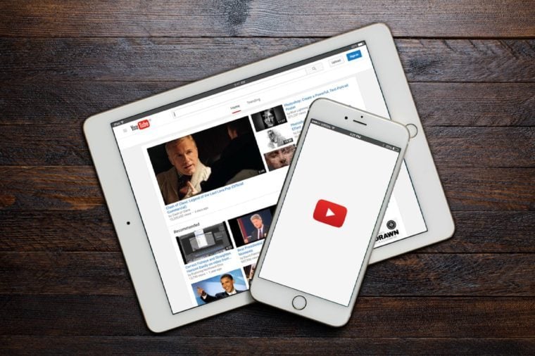 베카시, 인도네시아-2015 년 12 월 27 일 : iPhone의 YouTube 앱 로딩 화면과 iPad의 YouTube 웹 사이트 방문 페이지.  YouTube는 Chad Hurley, Steve Chen 및 Jawed Karim이 설립했습니다.