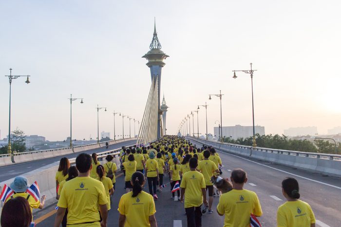 On June 19, 2559 at 5:30 am. To 08.30.'ve Got to walk across the bridge over the Chao Phraya River at Nonthaburi, Thailand has participated in the walk. Running time approximately 1000 people.