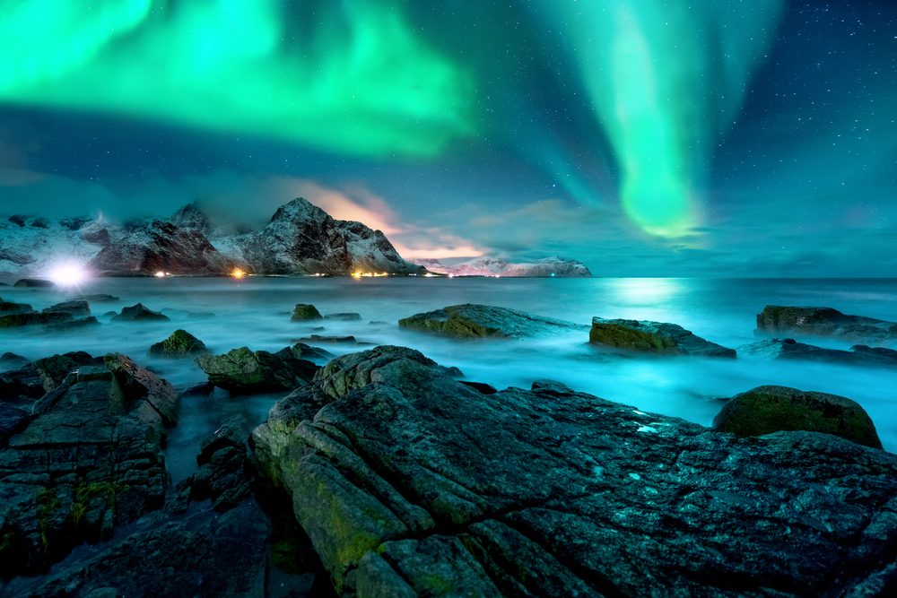 Aurora borealis nad zasneženými ostrovmi Lofoten