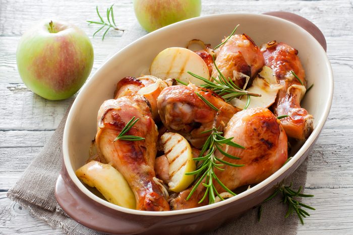 Fried chicken drumsticks with apples and rosemary