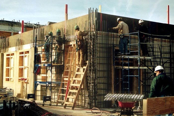 RECONSTRUCTION OF THE PENTAGON FOLLOWING SEPTEMBER 11TH ATTACKS. A WORKER WORKING ON THE CONCRETE WALL WHICH IS DESIGNED TO TO REPLICATE THE LOOK AND FEEL OF THE ORIGINAL 1941 WOODEN PLANK FORMWORK.