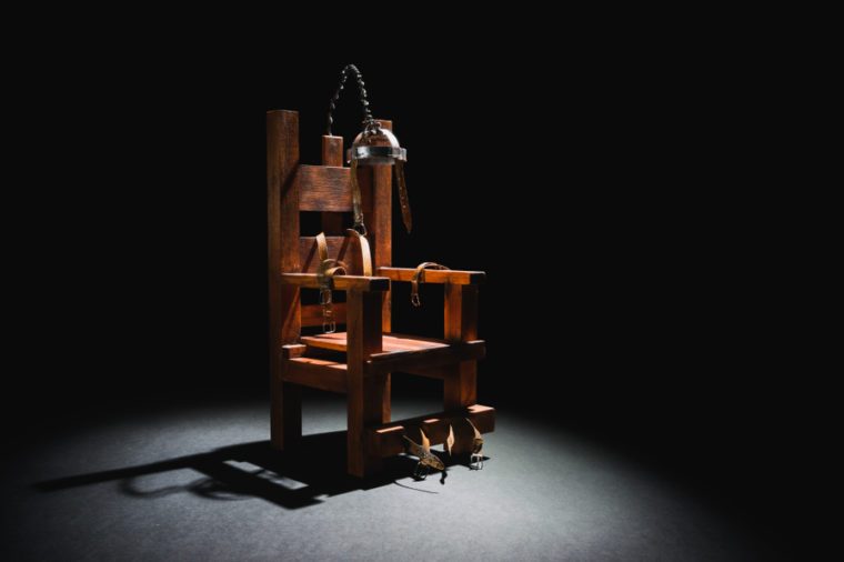 Aukšto kontrasto elektrinio kėdės modelio vaizdas ant tamsaus pagrindo