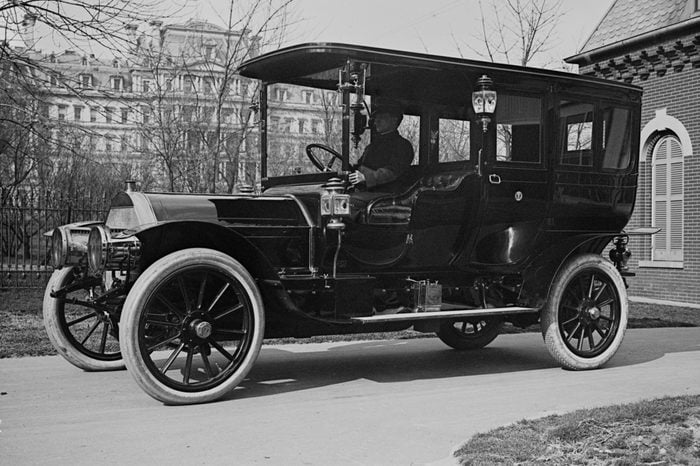 President Taft's "Pierce Arrow," a luxury auto with 6 cycle, that reached speeds near 50 mph. Photo from 1909.