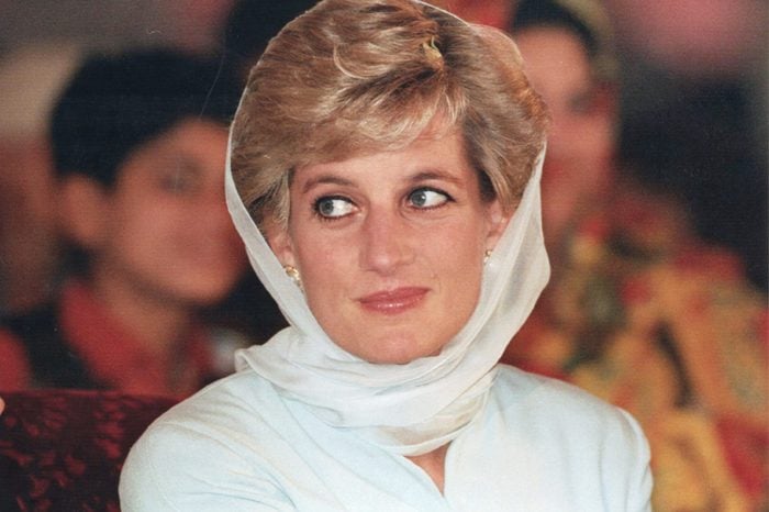 Diana Princess Of Wales Wearing Asian Headscarf On Trip To A Hospital In Lahore Pakistan