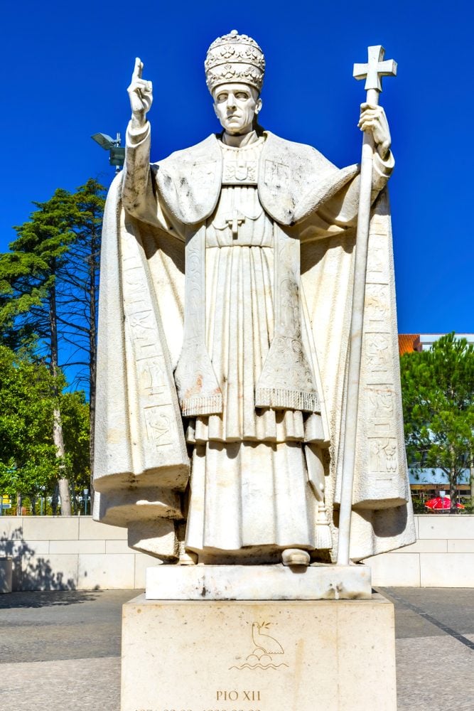 pope pio XII statue