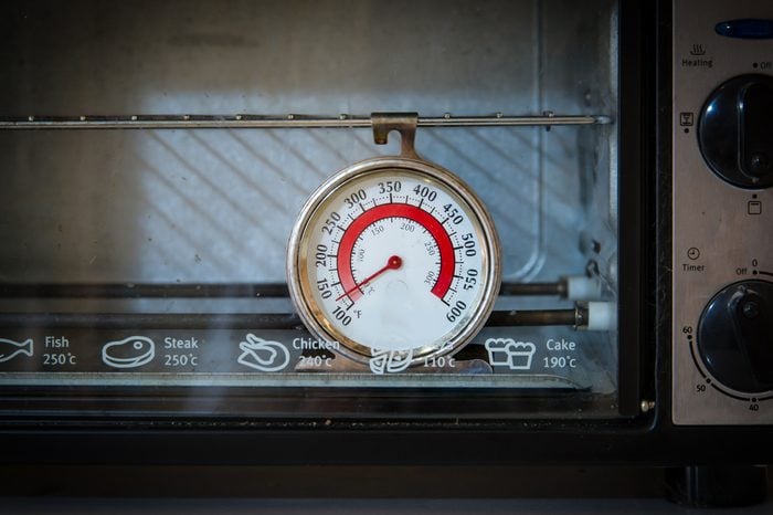 Termômetro de forno velho na cozinha em casa